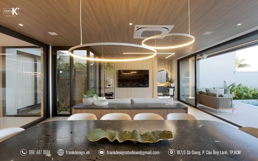 Vách kính lớn giúp nhà phố đẹp đón ánh sáng tự nhiên, kết nối không gian trong nhà với sân sau thông thoáng